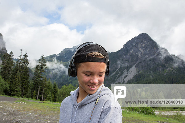 Porträt eines Teenagers in ländlicher Umgebung  der Kopfhörer trägt