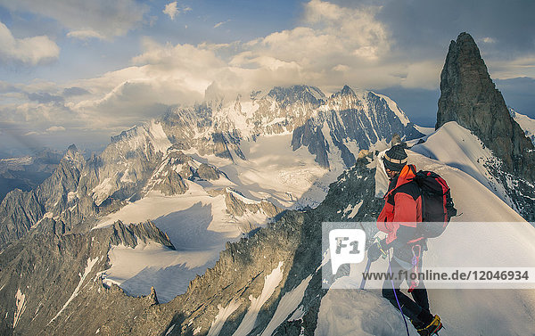 Bergsteiger auf dem Rochefort-Grat mit Blick auf den Mont Blanc  Courmayeur  Aostatal  Italien  Europa