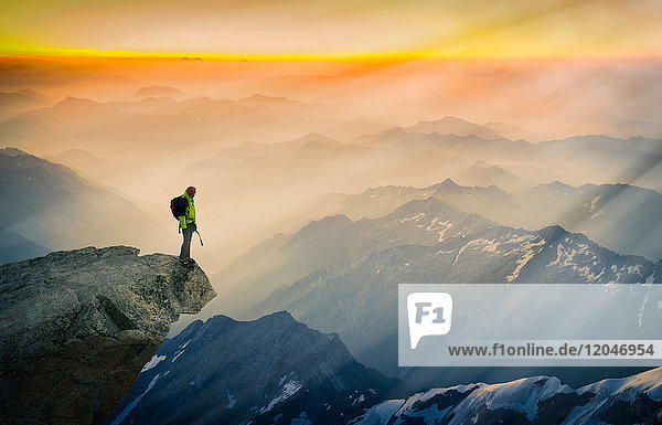 Bergsteiger am Rande eines Berges stehend  Blick auf die Aussicht  Courmayeur  Aostatal  Italien  Europa