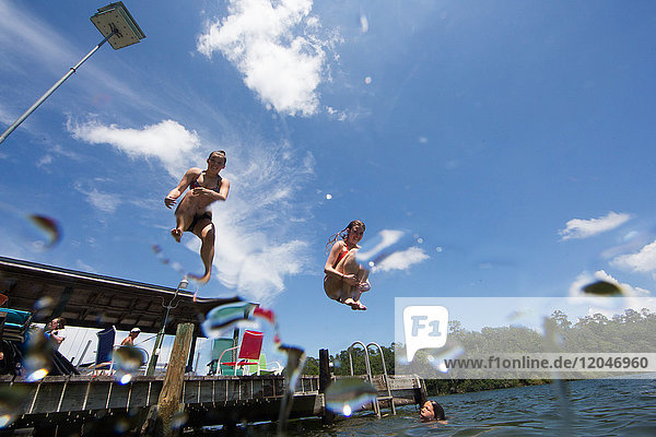 Teenager  die in den See springen  Blick aus niedrigem Winkel