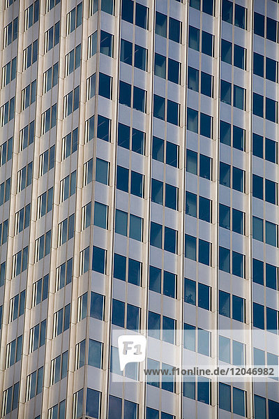 Fenster auf Wolkenkratzer  Frankfurt  Hessen  Deutschland  Europa