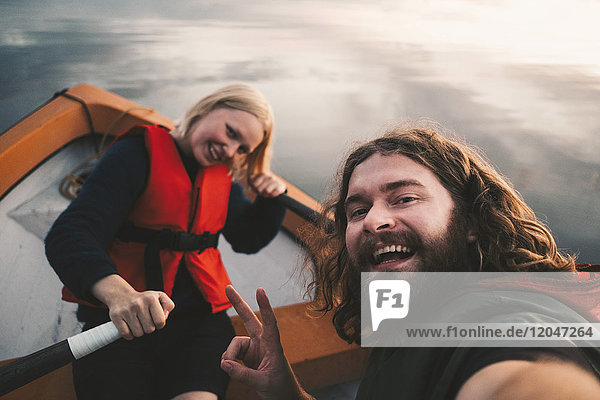 Porträt eines glücklichen Paares  das im Boot auf dem See sitzt.