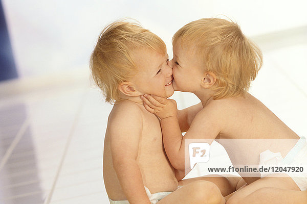 Zwei Kinder beim Küssen