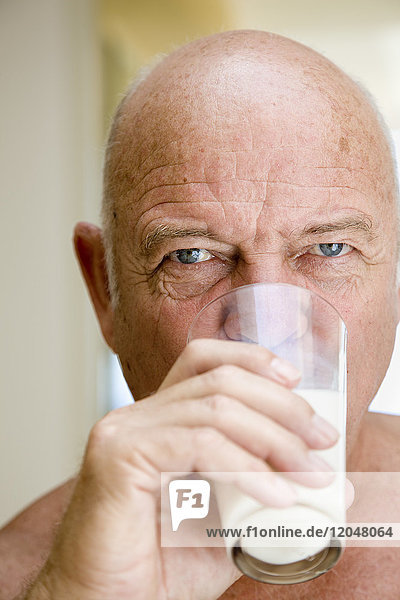 Porträt eines Mannes  der ein Glas Milch trinkt