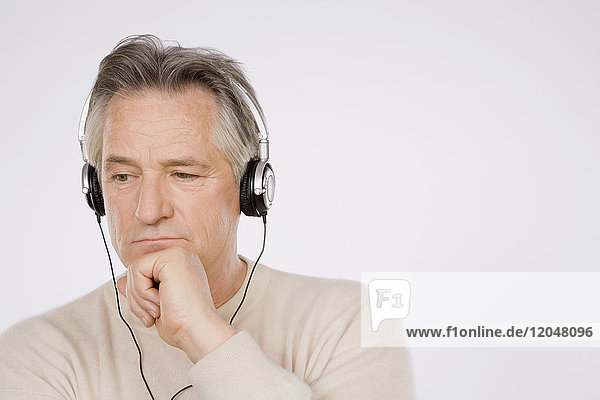 Porträt eines Mannes beim Musikhören
