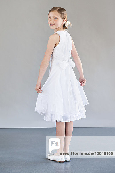 Mädchen trägt weißes Kleid im Studio