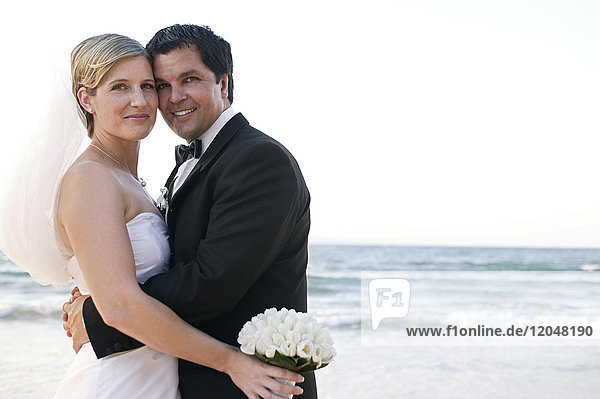 Verheiratetes Paar am Strand  Noosa Beach  Australien