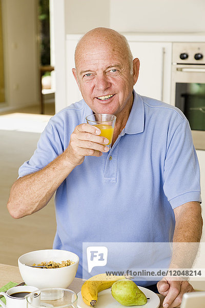Porträt eines Mannes beim Frühstück