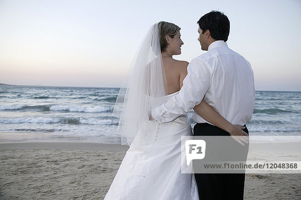 Braut und Bräutigam am Strand  Noosa Beach  Australien