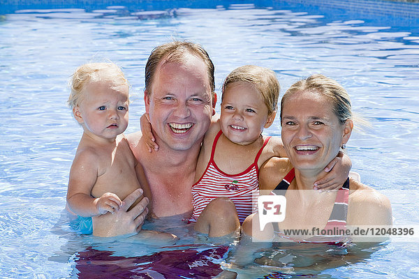 Familie im Schwimmbad
