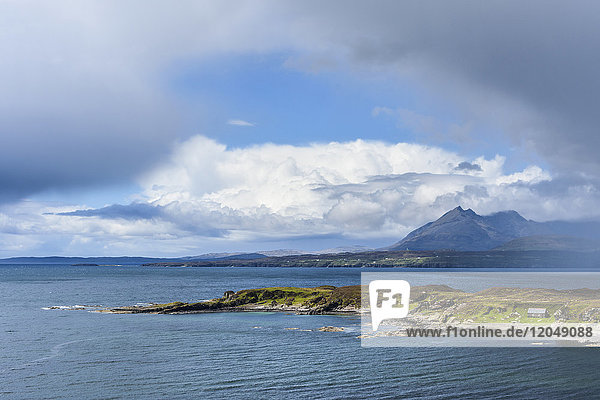 Schottische Küste mit dramatischen Wolkengebilden auf der Isle of Skye in Schottland  Vereinigtes Königreich