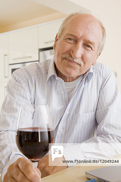 Porträt eines Mannes mit einem Glas Wein