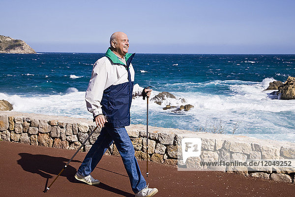 Mann Nordic Walking am Meer