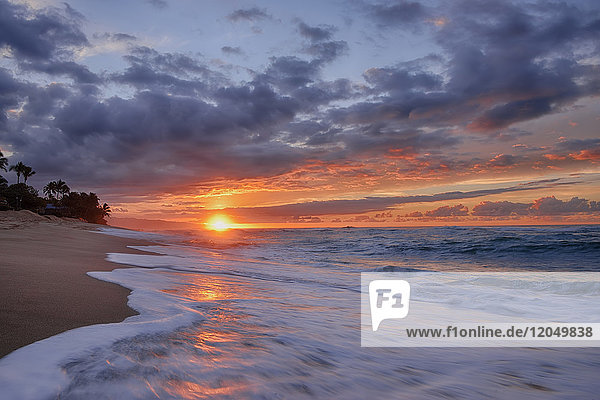 Sonnenuntergang und Brandung auf dem Pazifischen Ozean am Sunset Beach auf Oahu  Hawaii  USA