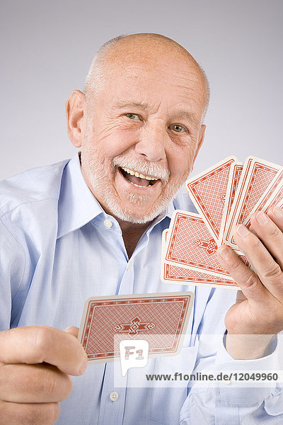 Mann mit Spielkarten