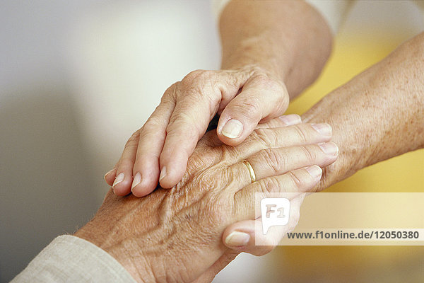 Nahaufnahme eines älteren Paares mit verschränkten Händen