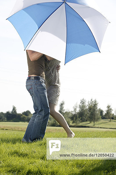 Ehepaar unter Regenschirm
