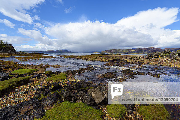 Felsige Uferlinie eines ins Meer mündenden Flusses in einer Bucht auf der Isle of Skye in Schottland  Vereinigtes Königreich
