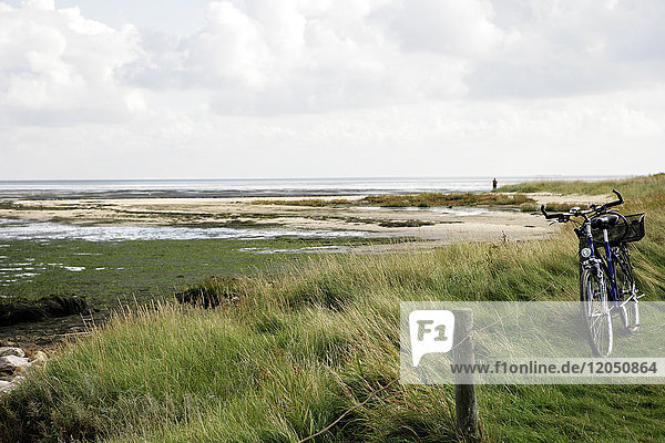 Fahrrad und Strand  Sylt  Deutschland