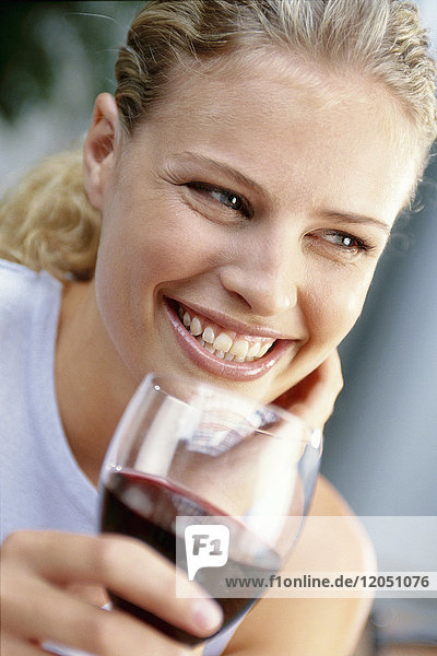Frau hält ein Glas Wein