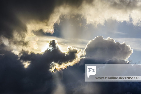 Die Sonne bricht durch die dramatischen Wolken am Loch Scavaig auf der Isle of Skye in Schottland  Vereinigtes Königreich