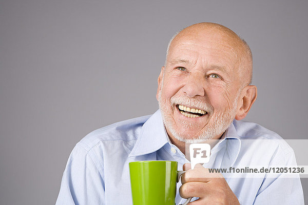 Mann mit Kaffeetasse