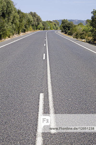Mittellinie einer Straße  Mallorca  Spanien