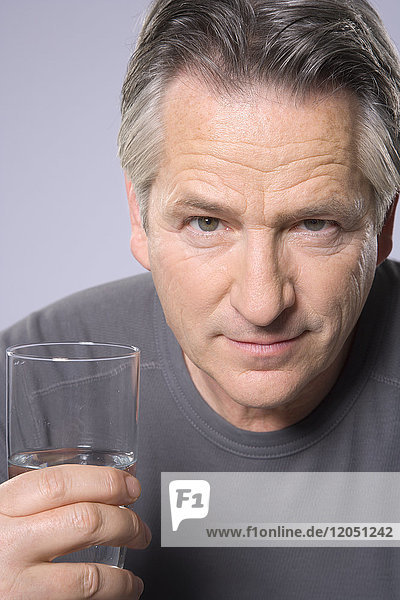 Mann trinkt ein Glas Wasser