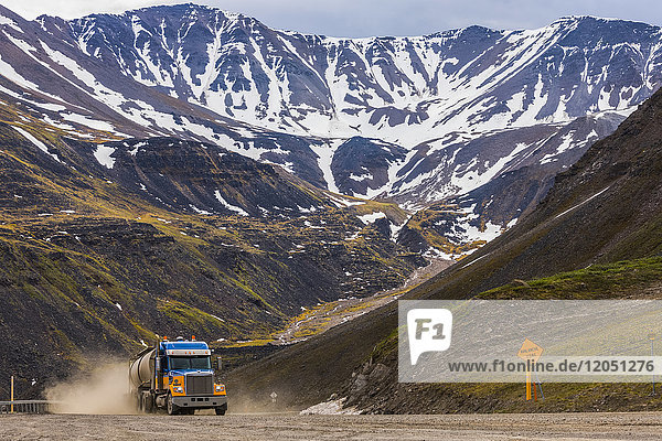 Ein Sattelschlepper fährt über den Atigun Pass entlang des Dalton Highway; Alaska  Vereinigte Staaten von Amerika