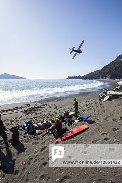 Cessna 206 hebt ab  nachdem sie Surfer und Ausrüstung abgesetzt hat  Kenai Peninsula Outer Coast  Southcentral Alaska  USA