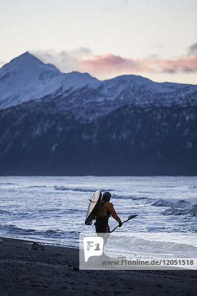 Kajakfahrer trägt Kajak in die Kachemak Bay  Homer Spit  Southcentral Alaska  USA