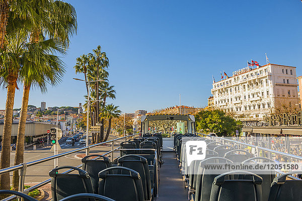 Sitze in einem Reisebus mit Blick auf die Fußgänger  Palmen und Gebäude an der französischen Riviera; Cannes  Côte d'Azur  Frankreich