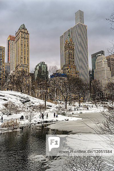 Der Teich teilweise gefroren nach einem Schneesturm,  im Central Park; New York City,  New York,  Vereinigte Staaten von Amerika
