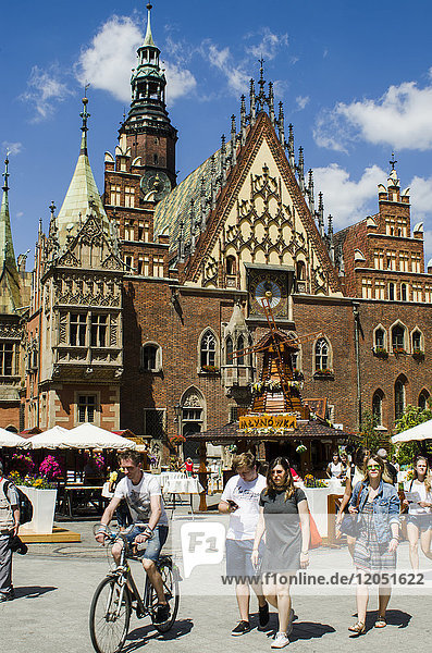 Altes Rathaus  Astronomische Uhr und Menschen schlendern auf dem Marktplatz; Breslau  Polen