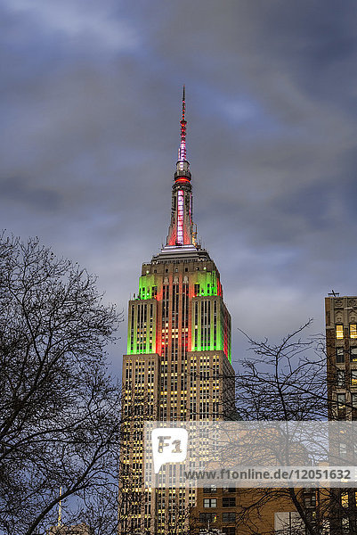 Empire State Building in Weihnachtsfarben; New York City  New York  Vereinigte Staaten von Amerika