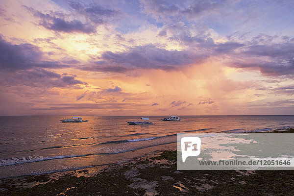 Sonnenuntergang über dem Meer mit Pumpenbooten; Anda  Bohol  Central Visayas  Philippinen