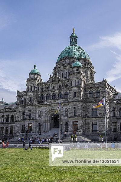 Touristen und Einheimische versammeln sich auf dem Parlamentsgelände; Victoria  British Columbia  Kanada