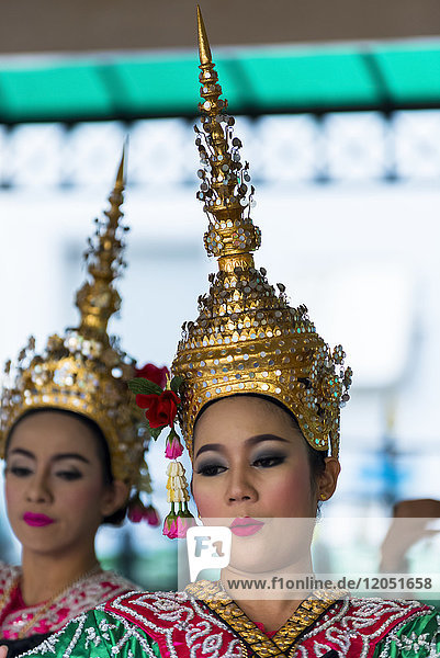 Junge Frauen bei einem traditionellen Tanz; Bangkok  Thailand