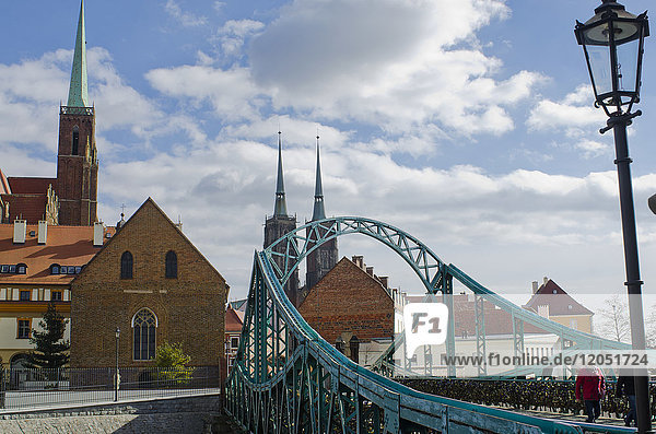 Tumski-Brücke und Liebesschlösser mit den Türmen der Kathedrale im Hintergrund; Breslau  Niederschlesien  Polen
