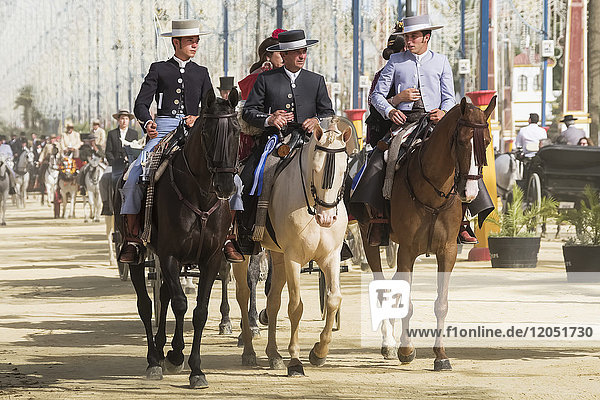 Reiter auf dem Pferdemarkt im Mai; Jerez De La Frontera  Cadiz  Andalusien  Spanien