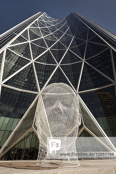 Skulptur und Bogengebäude; Calgary  Alberta  Kanada