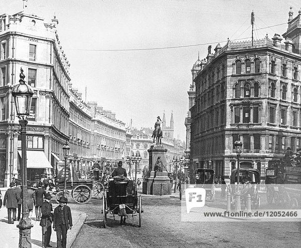 Laterna Magica-Dia um 1900 Ansichten von London  England in der viktorianischen Zeit. Holborn Circus. Menschen  die ihren Geschäften nachgehen  mit Pferden und Kutschen auf den Straßen.