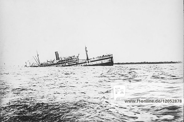 Magisches Diapositiv um 1900.Victorian.Eines der umstrittensten Ereignisse während des Ersten Weltkriegs war die Versenkung des kanadischen Hospitalschiffs Llandovery Castle durch das deutsche U-Boot U-86 am 27. Juni 1918. Das Schiff befand sich auf dem Rückweg nach England  nachdem es kanadische Verwundete nach Halifax  Nova Scotia  gebracht hatte. Da es sich um ein Lazarettschiff handelte  war es durch ein hell leuchtendes Rotes Kreuz eindeutig als solches gekennzeichnet  war unbewaffnet und fuhr mit voller Beleuchtung. Die Besatzung bestand aus einhundertvierundsechzig Mann  achtzig Offizieren und Männern des Canadian Medical Corps und vierzehn Krankenschwestern  insgesamt also zweihundertachtundfünfzig Personen.