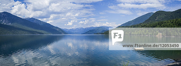 Ein hölzerner Steg schwimmt im Kootenay Lake in den Selkirk Mountains; Nelson  British Columbia  Kanada