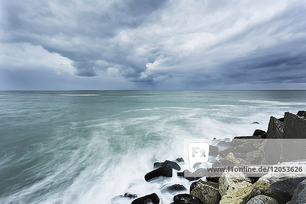 Ein aufkommender Sturm über einem jadefarbenen Meer; Greymouth  Neuseeland
