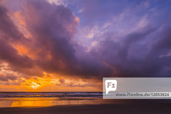Offshore-Regen fällt bei Sonnenaufgang über dem Atlantischen Ozean. Digital verändert durch Entfernen einer Silhouette aus dem Vordergrund; Cocoa Beach  Florida  Vereinigte Staaten von Amerika