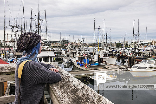 Junge Frau blickt auf Fisherman's Wharf; Victoria  British Columbia  Kanada
