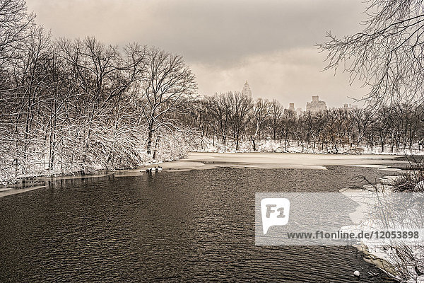 Der See teilweise eingefroren in einem Schneesturm im Central Park; New York City  New York  Vereinigte Staaten von Amerika