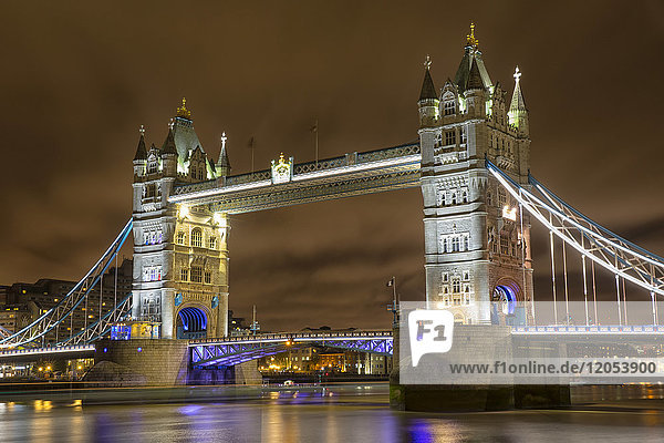 Tower Bridge bei Nacht; London  England