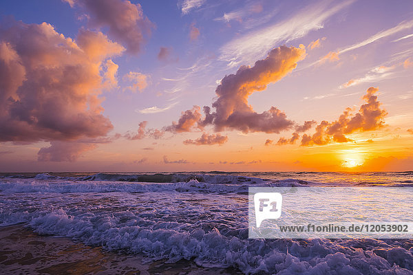 Sonnenaufgang über dem Atlantischen Ozean mit der Brandung  die an das Ufer gespült wird; Indialantic  Florida  Vereinigte Staaten von Amerika
